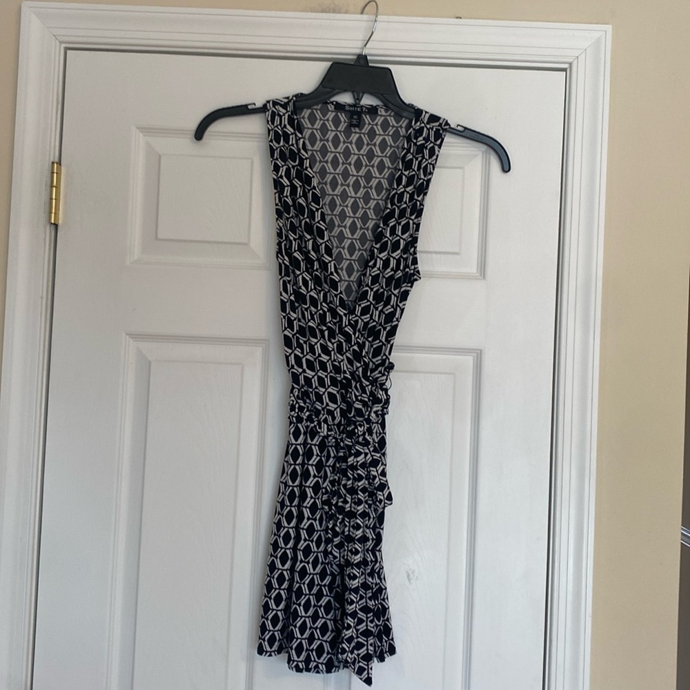 Suite 7 women’s black & white geometric print sleeveless v-neck romper